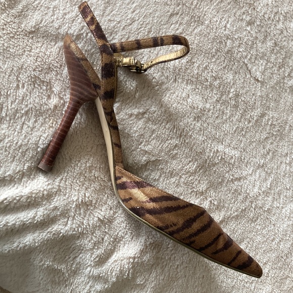 Metallic tiger stripe GUESS pumps. Wood stacked heel SZ 8M - Picture 4 of 9